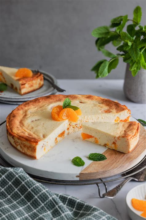 Mandarinen-Käsekuchen ohne Boden mit Grieß in der Springform, Anschnitt mit Fruchtstücken