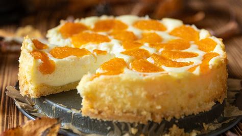 Mandarinen-Käsekuchen serviert auf einer Tafel