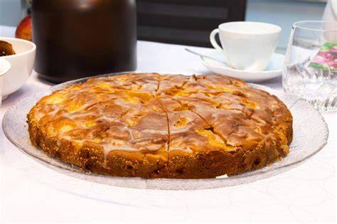 Mandarinen-Käsekuchenstücke, angerichtet auf einer Kaffeetafel