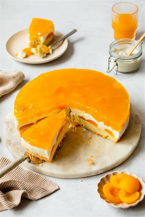 Mandarinen-Quark-Torte angeschnitten auf einer Tortenplatte