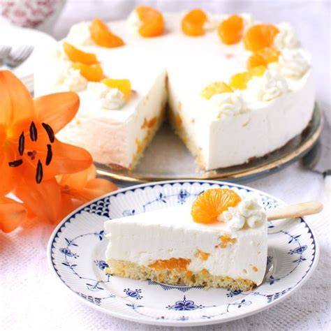 Mandarinen-Sahnetorte aufgeschnitten, dekoriert