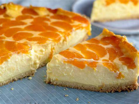 Mandarinen-Schmand-Kuchen als Blechkuchen, praktisch geschnitten für viele Gäste