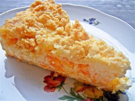 Mandarinen-Schmand-Kuchen auf einem Teller mit Streuseln