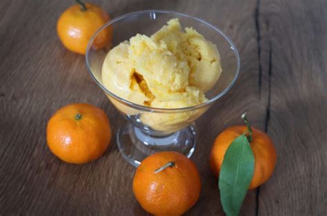 Mandarinen-Sorbet im Sektkelch