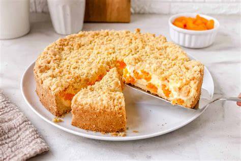 Mandarinen-Streuselkuchen auf dem Tisch