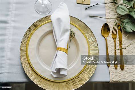 Mandarinen-Torten-Stücke auf einer festlich gedeckten Tafel
