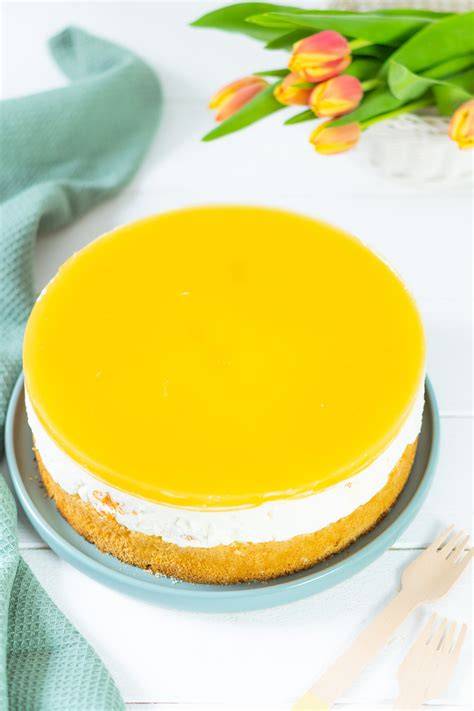 Mandarinenkuchen mit Quarkcreme auf dem Kaffeetisch