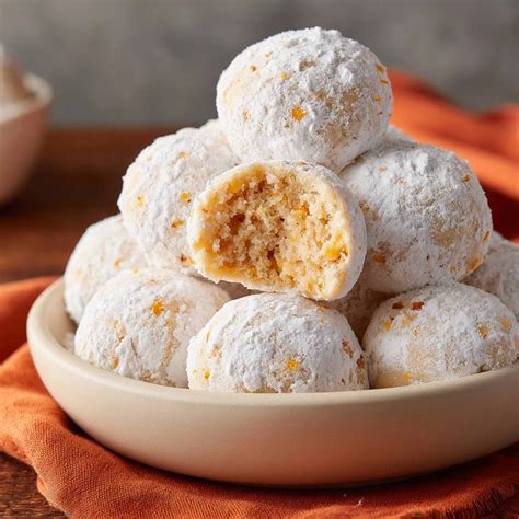 Mandarinenzesten im Puderzucker für einen aromatischen Amaretto-Pralinen-Kuss