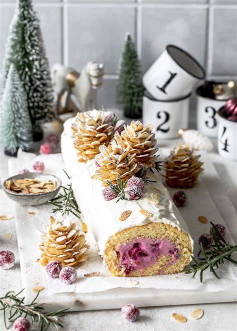 Mandel Cranberry Biskuitrolle mit gezuckerten Cranberries als Deko