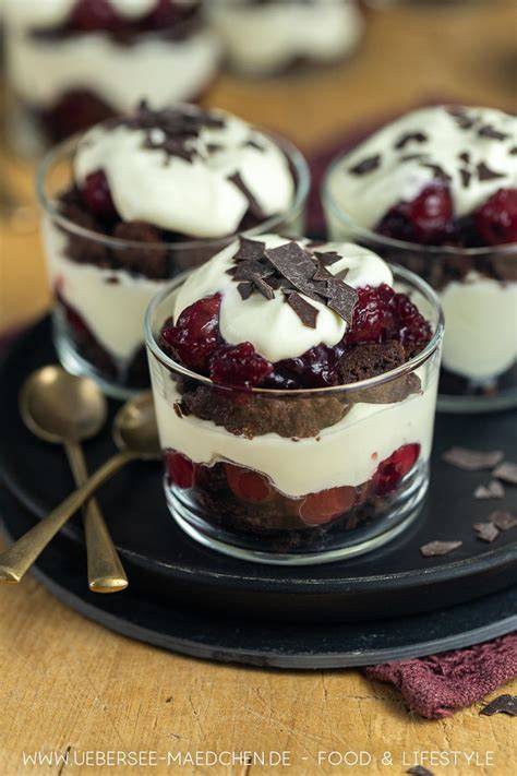 Mandel Kirsch Dessert im Glas geschichtet