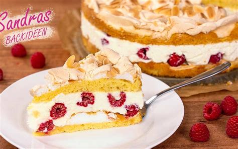 Mandel-Baiser-Torte mit Früchten und Sahne