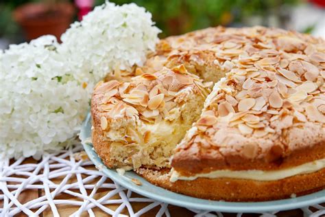 Mandel-Baiser-Tortenboden mit Mandeln und Vanillecreme