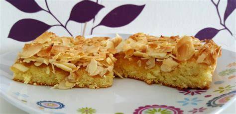 Mandel-Blitzkuchen aufgeschnitten auf dem Blech