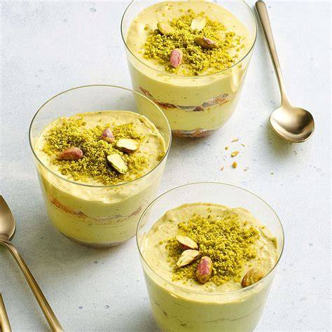 Mandel-Chia-Kuchenwürfel auf Dessertteller