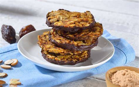 Mandel-Kokos-Kekse mit Schokoladenguss und Kokosdekor