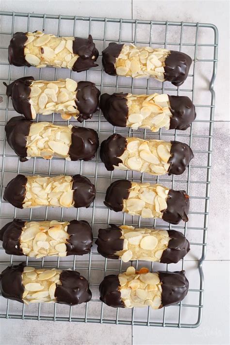 Mandel-Marzipan-Stangen mit Schokoladenenden