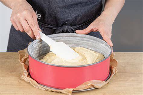Mandel-Pflaumen-Apfel-Kuchen: Schrittfolge in der Springform (Fotostrecke)