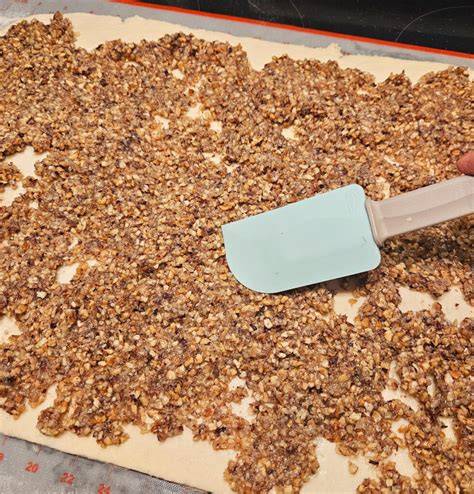 Mandel-Topping wird auf dem Hefeteig verteilt