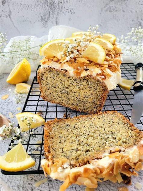 Mandel-Zitronen-Guss über Mohnkuchen