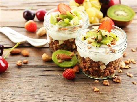 Mandelbutter als Zutat im Müsli mit frischen Früchten