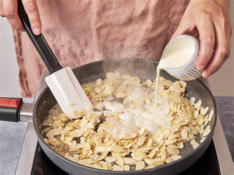 Mandelguss im Topf: Butter, Zucker, Sahne, Mandelblättchen