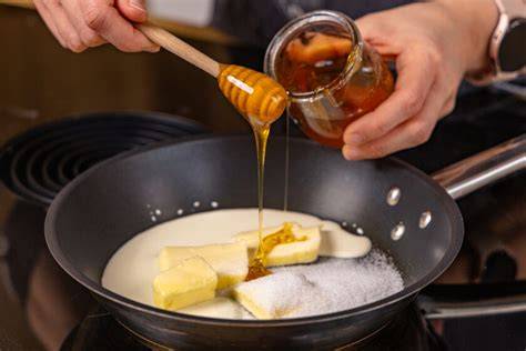 Mandelguss in der Pfanne: Butter, Sahne, Honig und Mandelblättchen