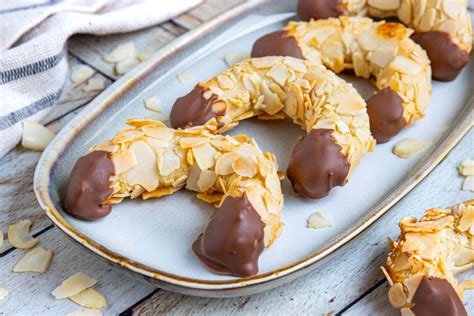 Mandelhörnchen mit Schokoladenenden