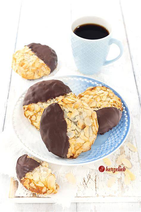 Mandelkekse mit dunkler Schokolade und Marmeladenfüllung