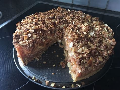 Mandelkruste auf dem gebackenen Kuchen