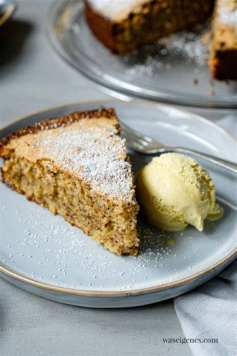 Mandelkuchen als Dessert mit Vanilleeis