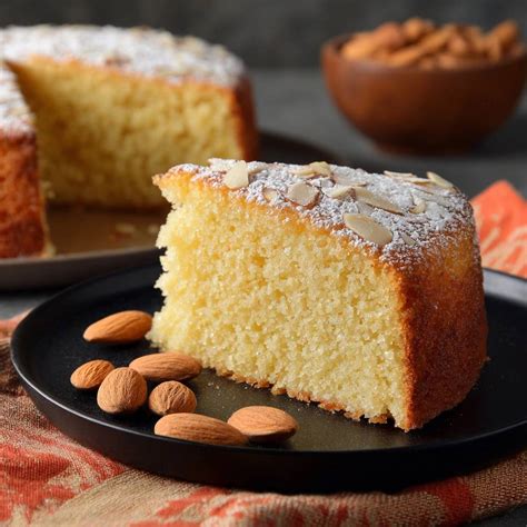 Mandelkuchen auf einem Teller mit Puderzucker bestäubt