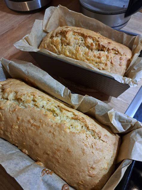 Mandelkuchen frisch aus dem Ofen, fluffig und golden