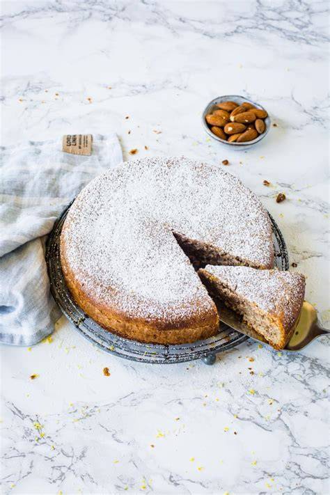 Mandelkuchen im Guss aufgeschnitten