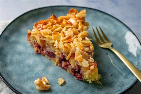Mandelkuchen mit Frischkäse-Frosting und Mandelblättchen