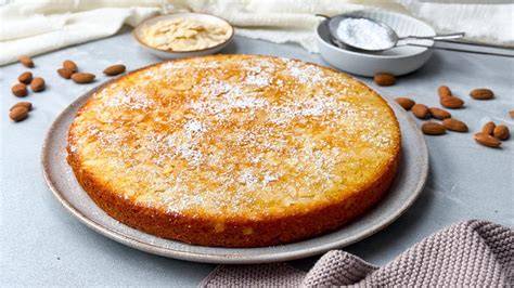 Mandelkuchen mit Puderzucker bestäubt