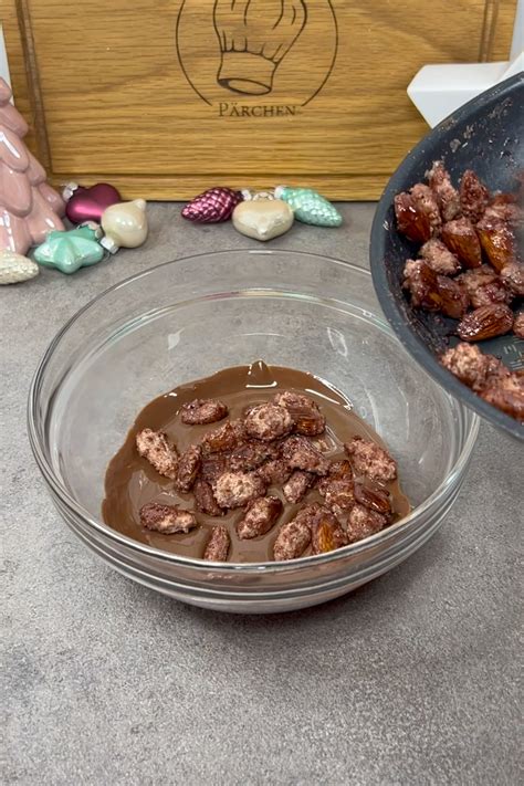 Mandeln mit Schokolade überziehen