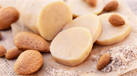 Mandeln und Zucker - Hauptzutaten für Marzipan