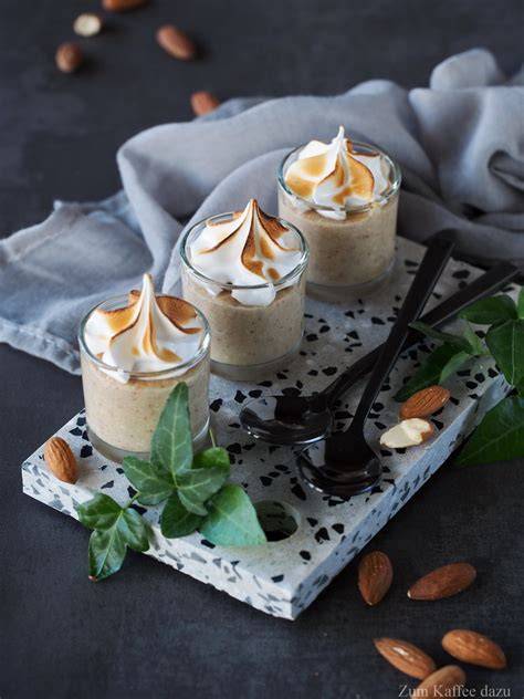 Mandelpudding mit Baiser-Tupfen