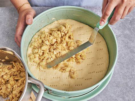 Mandelschicht wird auf dem Kuchen verteilt