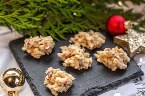 Mandelsplitter auf weihnachtlicher Kaffeetafel