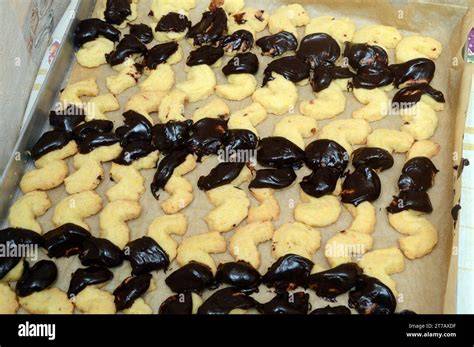 Mandelsplitter mit Schokoladenglasur auf Backblech