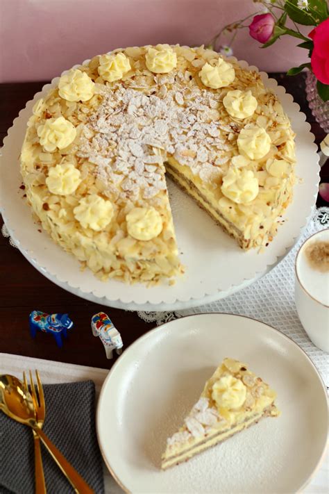 Mandeltorte angerichtet auf Kaffeetafel mit Deko und Zutaten