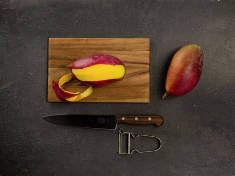 Mango, Ingwer und Chilischote auf Holzbrett