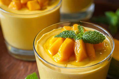 Mango Dessert neben klassischen Schweizer Festessensgerichten