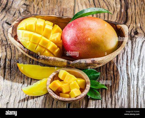 Mango Frucht auf Holzbrett