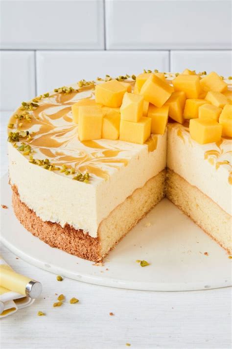 Mango Joghurt Torte mit Kokosraspeln und Mangowürfeln