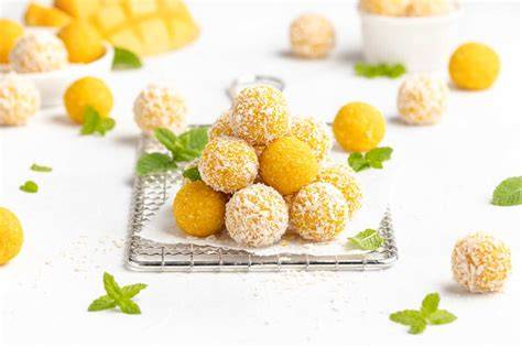 Mango Ladoo in Schale, Kokosraspeln sichtbar