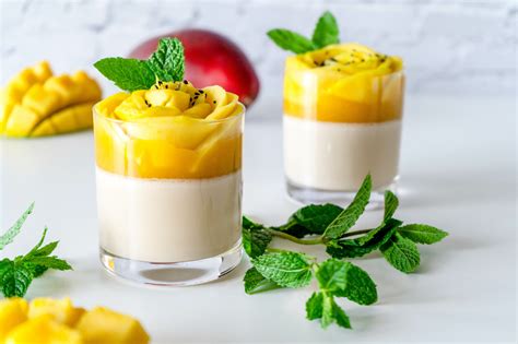 Mango Nachtisch in Dessertgläsern mit Limette und Minze dekoriert