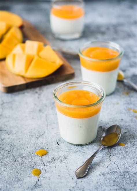 Mango Panna Cotta im Glas mit leuchtend gelber Mango-Schicht