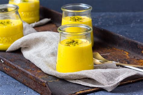 Mango Shrikhand - Gewürztes Joghurtdessert mit Pistazien und Safran